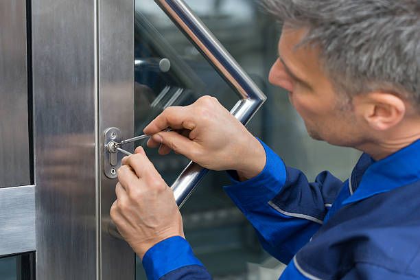 What to Expect When You Call an Emergency Locksmith